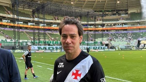 Lamacchia veste camisa do Vasco e acompanha jogo ao lado de Admar Lopes em meio à negociação da SAF