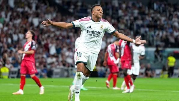 Mbappé decide, Vini Jr. dá assistência e Real Madrid encosta no Barcelona