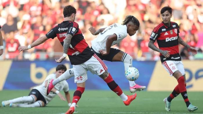 Flamengo domina o Botafogo no Maracanã e segue na caça ao líder do Brasileirão