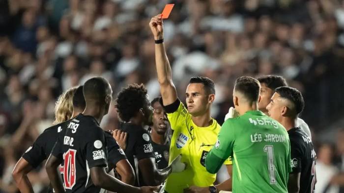 Vasco vence, mas sai de São Januário revoltado com arbitragem: “Erro grotesco”