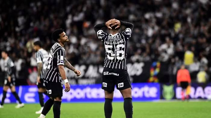 Corinthians perde para a lanterna, afunda em crise e liga o alerta antes da Libertadores
