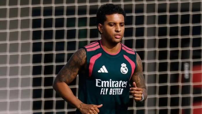 Rodrygo aproveita recuperação para mudar físico e se preparar para voltar ao Real Madrid