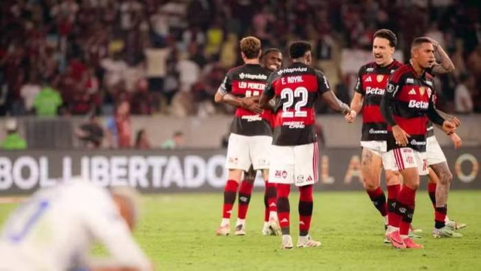Flamengo engole Cruzeiro no 1º tempo, despacha um dos favoritos e vai forte atrás do penta