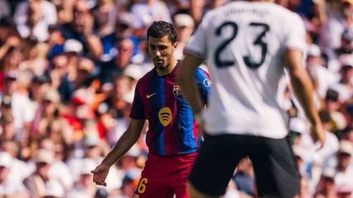 Rodri é flagrado criticando Valencia após goleada do Barcelona: “Muito fracos”