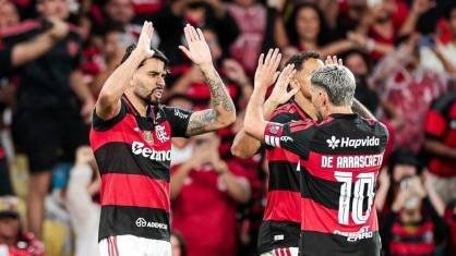 Flamengo vence o Corinthians no Maracanã, retoma a liderança e mantém o Brasileirão em alta tensão