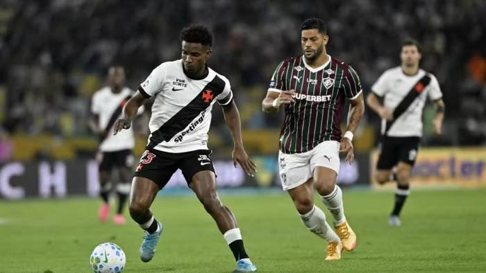 Vasco domina o primeiro tempo, desperdiça chances e desaba no clássico contra o Fluminense