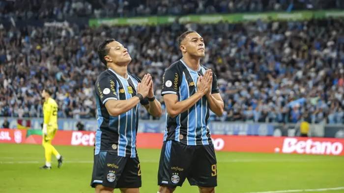 Grêmio atropela o Inter no Gre-Nal, avança à semifinal da Copa do Brasil e mantém vivo o sonho do hexa