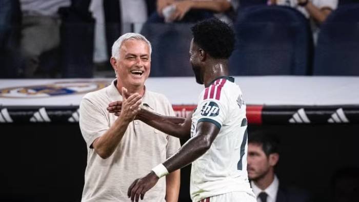Mourinho dá recado a Vini Jr. e gesto no Bernabéu ganha significado especial