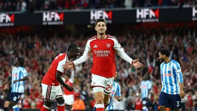 Arsenal começa defesa do título com vitória sobre o Coventry
