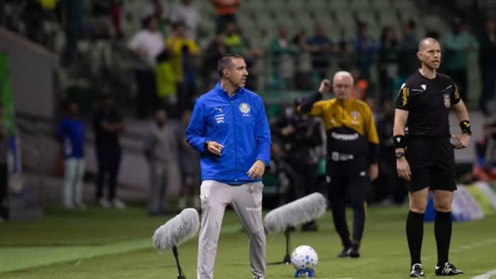 Auxiliar do Palmeiras explica estratégia no clássico e comenta suspensão de Abel Ferreira