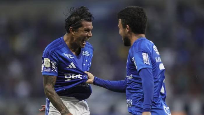 Cruzeiro reage após eliminações, muda postura e vence o Athletico no Mineirão
