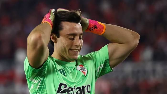 Do herói ao vilão: goleiro defende três pênaltis, mas River Plate cai diante do Santa Fe