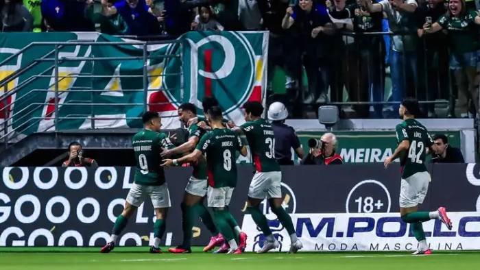 Palmeiras vence São Paulo no Choque-Rei e assume liderança provisória do Brasileirão