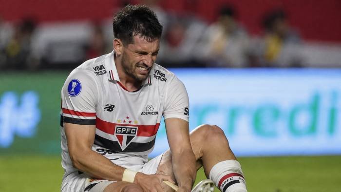 Calleri sente o tornozelo e deixa jogo contra a Chapecoense; São Paulo fica preocupado