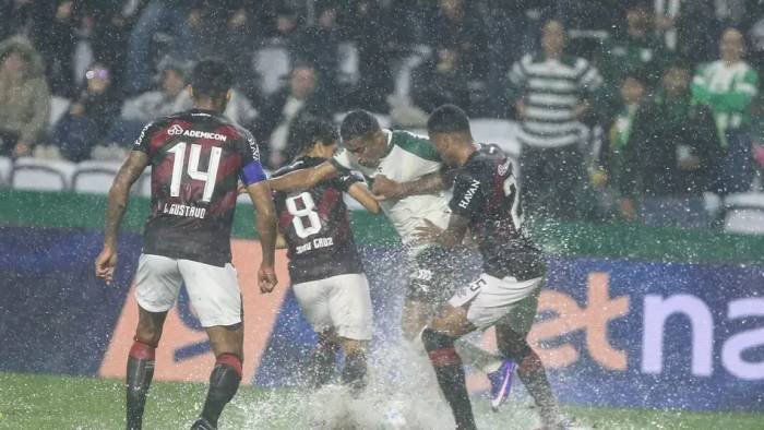 Coritiba e Athletico-PR fazem clássico eletrizante de seis gols pelo Brasileirão