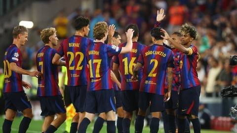 Raphinha brilha, Barcelona atropela Feyenoord e estreia com goleada na Champions